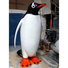 Пластиковая скульптура пингвин.